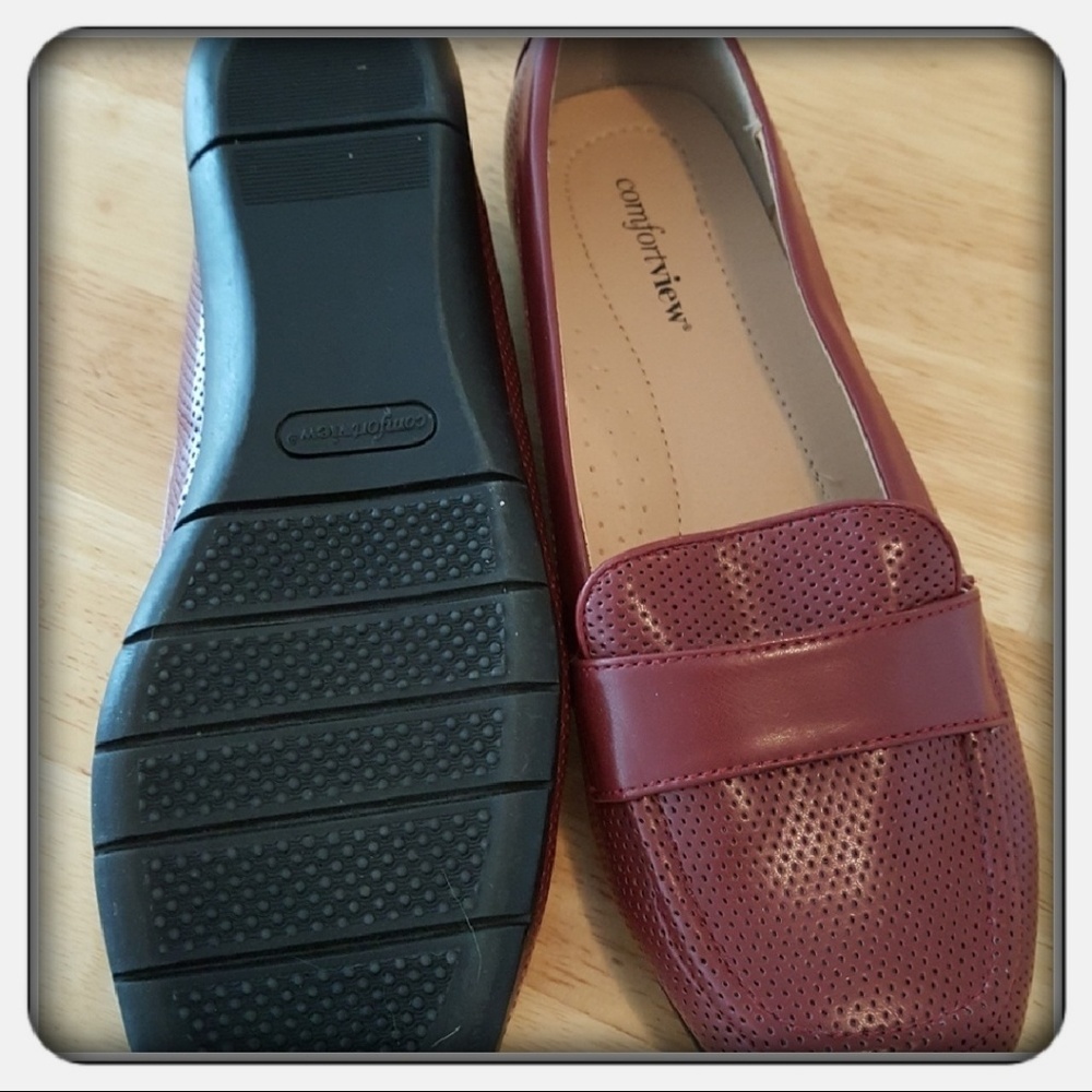 Woman's Red Flats Size 10M - Picture 4 of 6